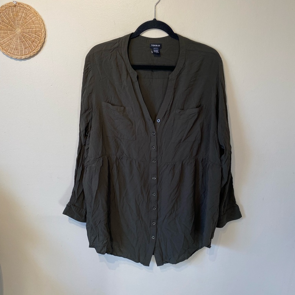 Torrid size 3x army green 💯 rayon blouse.